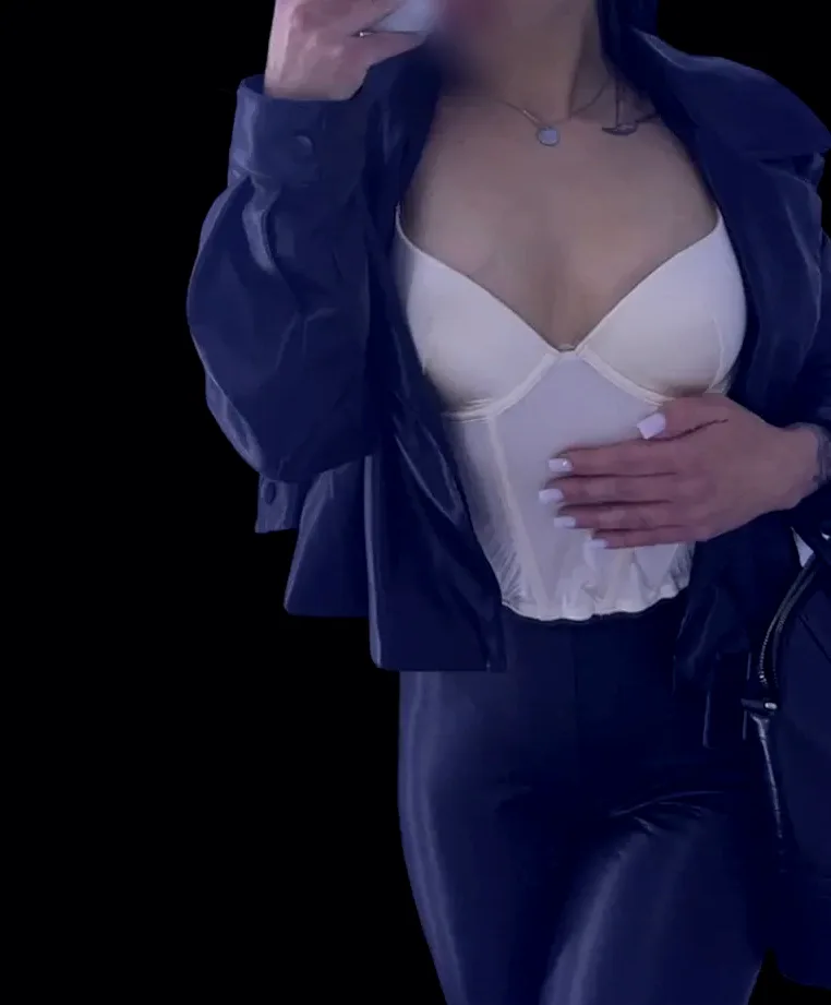 Olivia, 24